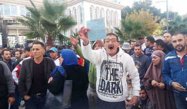 Des dizaines de personnes ont protesté jeudi à Batna pour obtenir un logement.