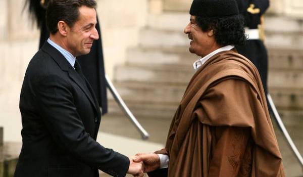 Sarkozy soupçonné d'avoir obtenu des financements libyens pour sa campagne électorale.