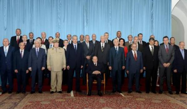 Bouteflika entouré du gouvernement.