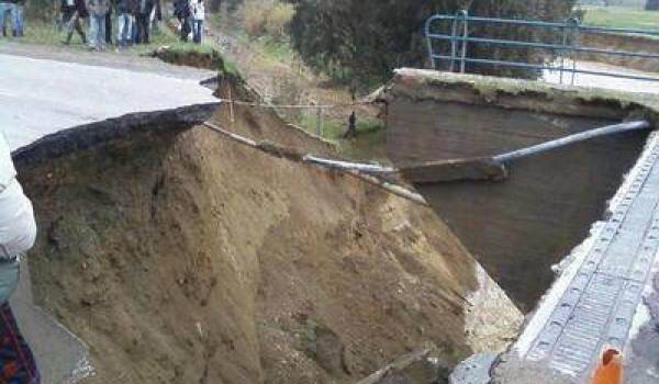 Le pont de Draa Ben Khedda emporté par les eaux.