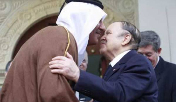 Abdelaziz Bouteflika embrasse le Premier ministre du Qatar, Cheikh Hamad Ben Jassem Al-Thani, après une rencontre à Alger.
