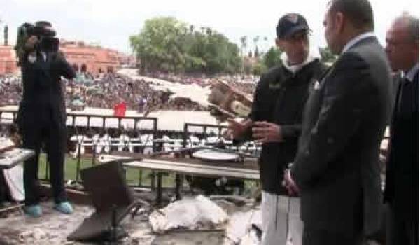 Le roi Mohammed VI du Maroc à Marrakech, sur la grande place Jamma-el-Fna, venu sur les lieux de l'attentat qui a coûté jeudi la vie à 16 personnes