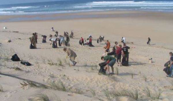 Boumerdes : des enfants pour nettoyer les plages