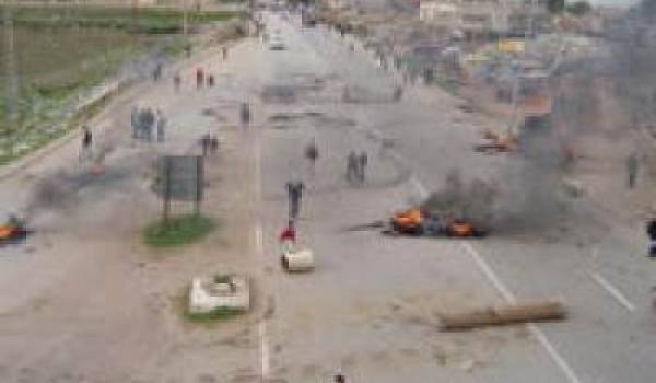 M’Chedallah (Bouira) : Les habitants de Tamelaht  ferment l’autoroute est-ouest