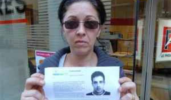 L'épouse de Bachir Belharchaoui qui brandit un communiqué concernant son mari.