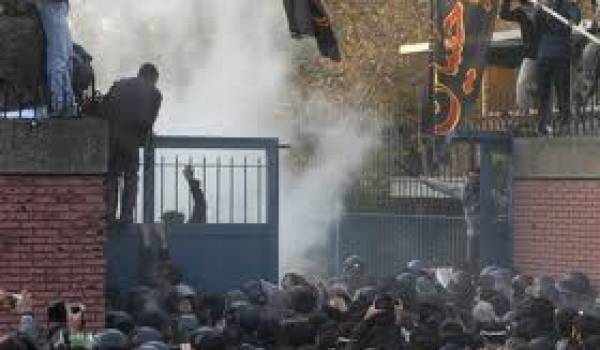 L'ambassade de Grande-Bretagne a été envahie et mise à sac par des manifestants iraniens mardi.