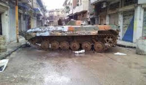 Les blindés encerclent la ville de Homs