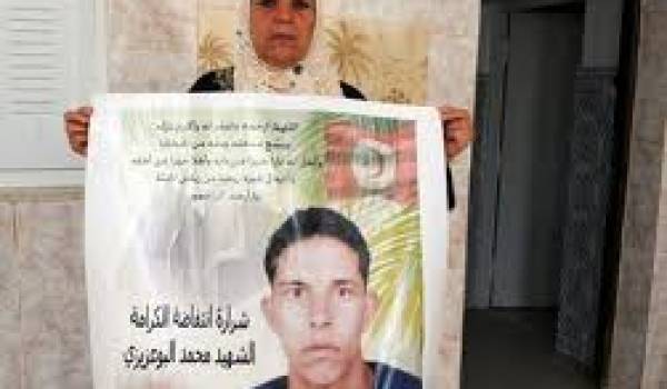 La mère de Bouazizi brandissant le portrait de son fils