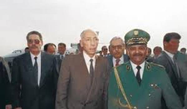 Mohamed Boudiaf avec en arrière-plan, le général Nezzar à l'aéroport.