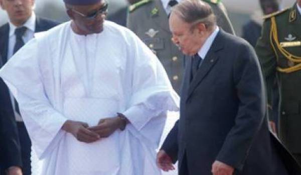Bouteflika recevant à Alger l'ex président du Mali Amadou Toumani Touré   