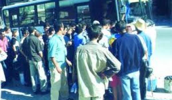 Prendre un bus à Oran comme ailleurs dans le pays relève du parcours du combattant.
