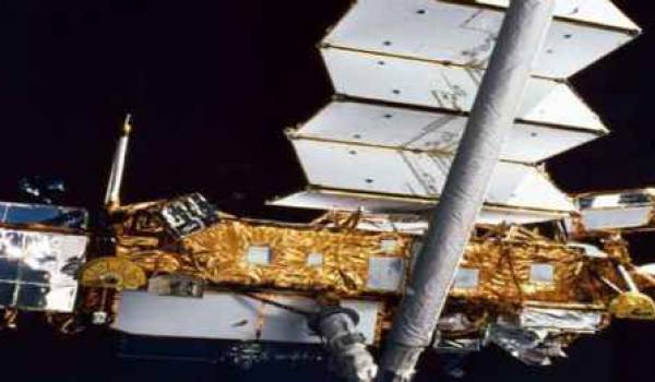 Le satellite pèse 6 tonnes.