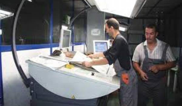 Sur les tables de travail de l'imprimerie