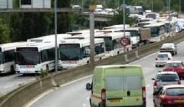 Plusieurs blocages de routes ont été organisés par les transporteurs de voyageurs.