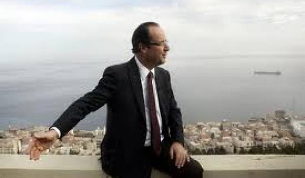 Hollande lors de son passage en décembre 2010 à Alger.