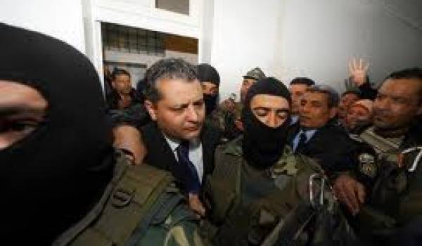Arrivée de Imad Trabelsi sous bonne escorte militaire au tribunal.