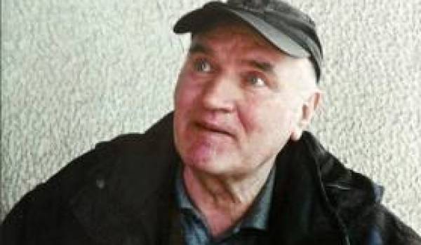 Le boucher Ratko Mladic dans l’avion pour le TPIY