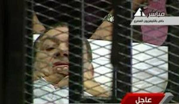 Hosni Moubarak et ses proches dans la cage des accusés