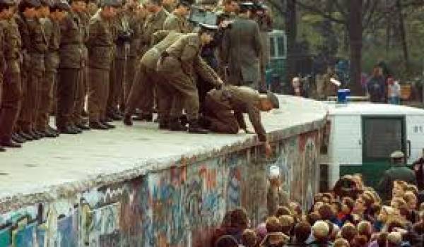Le mur de Berlin en 1989 au moment de sa chute.