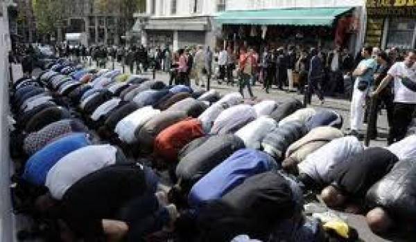 Des centaines de musulmans ont prié dans la rue vendredi.