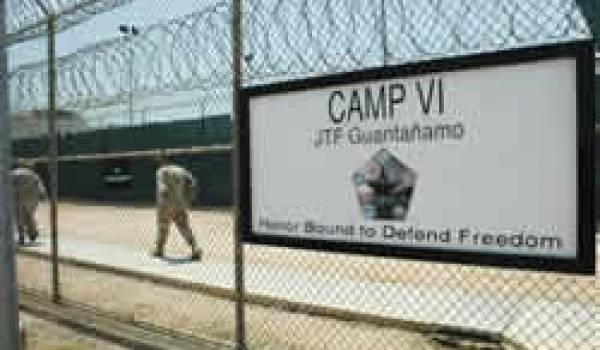 Un juge ordonne la libération de cinq Algériens de Guantanamo