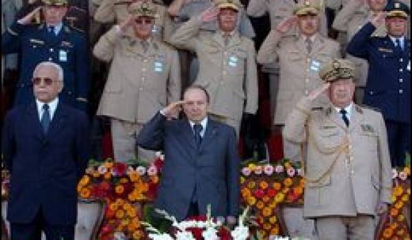  Le président Bouteflika préside les sorties de promotions militaires à Cherchell