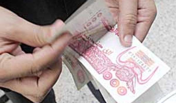 La baisse du dinar frappe de nouveau le pouvoir d’achat des Algériens