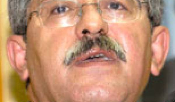Ouyahia défend la constitution de 1996