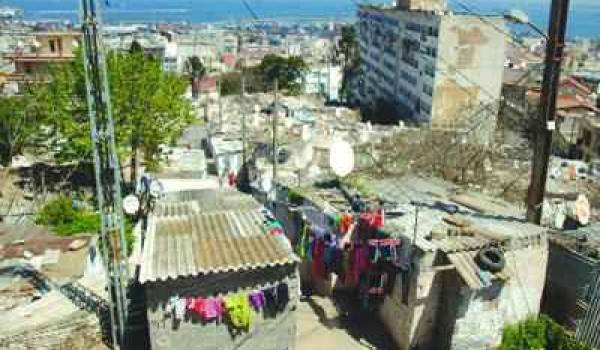 Ces taudis polluent l'environnement et sont au centre de trafics.