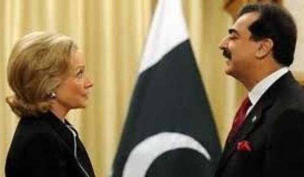 Hillary Clinton et le premier ministre pakistanais, Yousuf Raza Gilani.