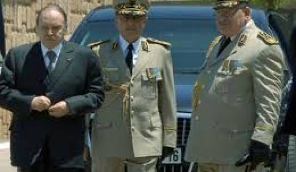 Bouteflika se maintient avec la bénédiction des généraux.
