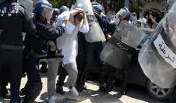 Médecins résidents : des centaines d'arrestations devant la présidence de la République