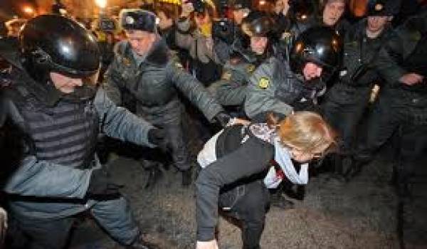 La police a procédé à des centaines d'arrestations parmi les opposants à Poutine.