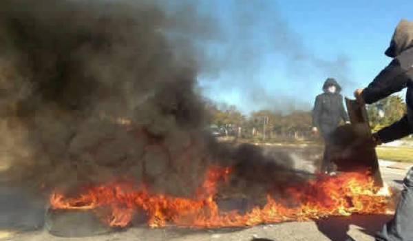 Les manifestants ont affronté les services de sécurité dans un climat tendu.