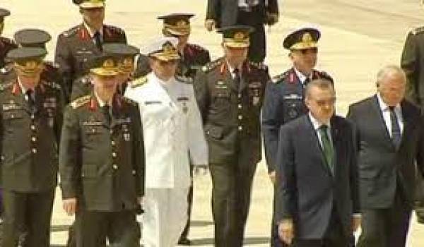 Le premier ministre,Tayiip Erdogan, et des officiers supérieurs de l'armée turques.
