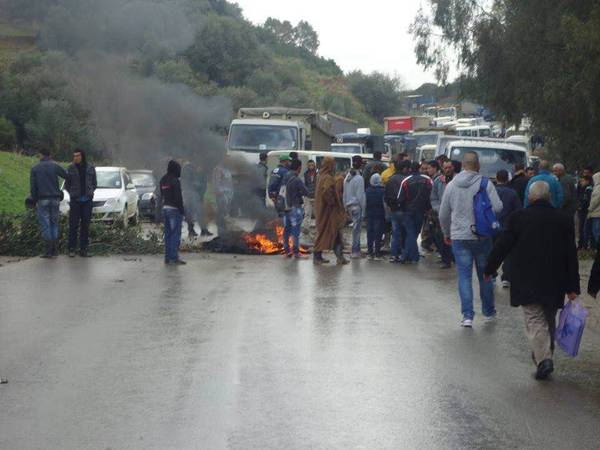 La RN 26 fermée à la circulation par des citoyens à Rmila